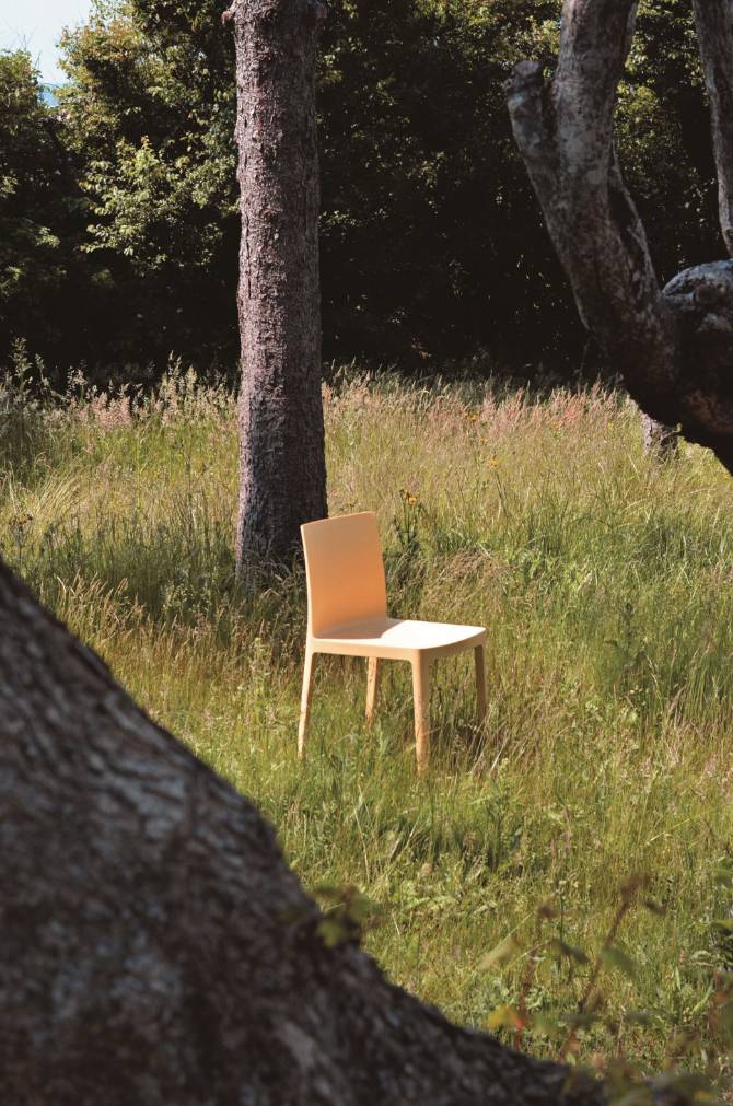 프랑스의 세계적인 디자이너 듀오 로낭 & 에르완 부훌렉 형제가 100% 재활용 폴리프로필렌을 사용해 만든 의자 엘레망테르 체어(´El´ementaire Chair)예요. 일회용 컵 뚜껑이나 용기에 자주 사용하는 폴리프로필렌은 가볍고 단단한데요. 로낭 & 에르완 부훌렉 형제는 이런 폴리프로필렌의 뛰어난 내구성에 원 보디 형태의 디자인을 접목해 더욱 견고한 의자를 만들었어요. 덕분에 실내는 물론 야외에서도 사용이 가능해요. 따가운 햇볕이나 쏟아지는 폭우에도 끄떡없는 제품이에요.