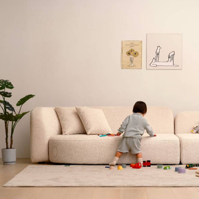 부드러운 곡선과 비대칭 형태가 아름다운 DUNE SOFA