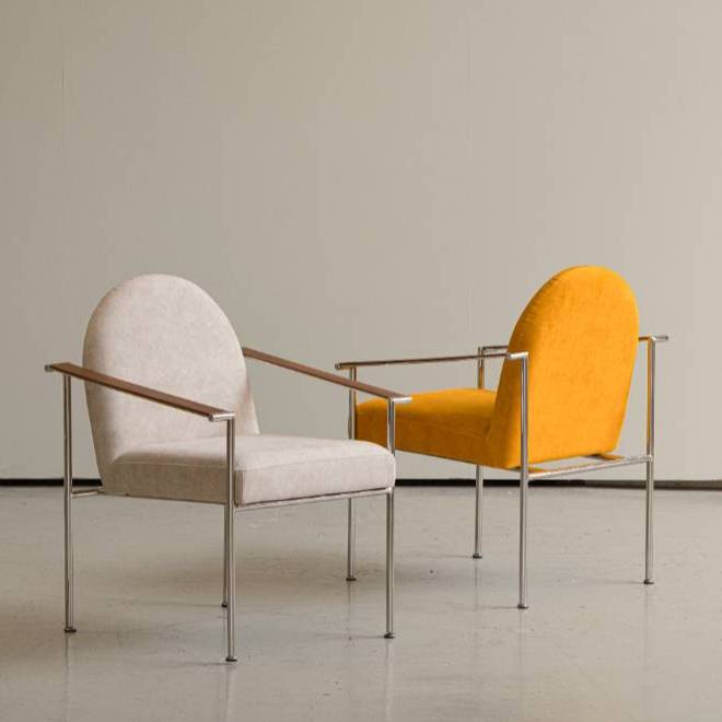 오래 앉아있어도 편안한 LEO ARMCHAIR