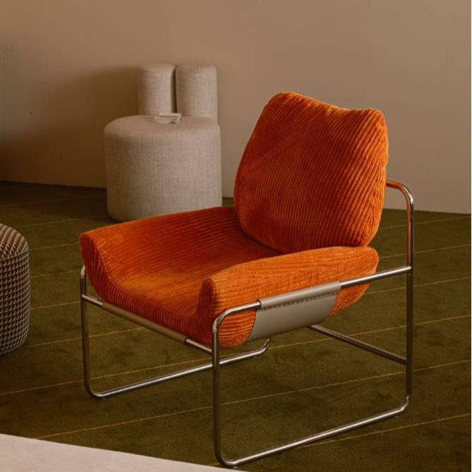 철제 가구의 클래식함과 패브릭의 조화 LEAF EASY CHAIR