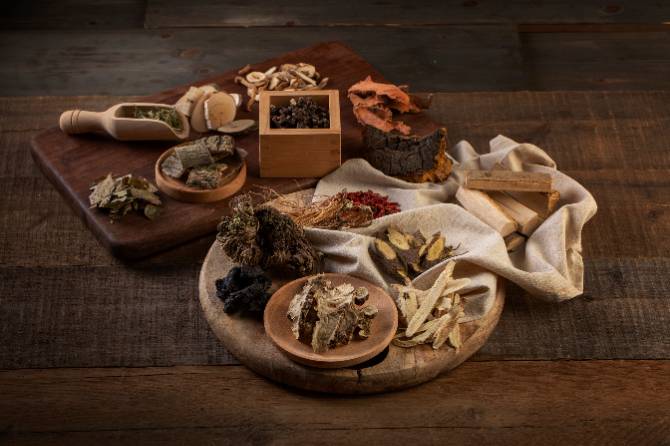 까다로운 공정을 거쳐 정성을 담아 푹 고와낸 프리미엄 삼계탕