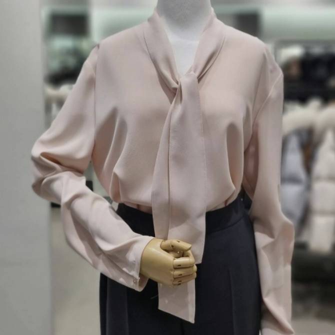 블라우스
168,000원 &rarr; 49,000원