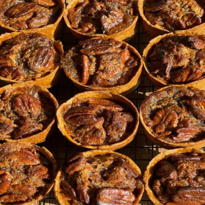 버터맛이고소하게 풍기는 타르트지안에 부드럽고말캉한 커스타드 크림의조화